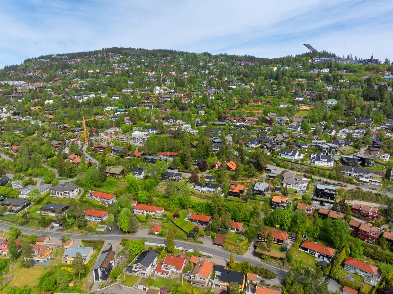 Området regnes som svært familievennlig med gangavstand til både barnehager og skoler. I tillegg er det kort vei til idrettstilbud, blant annet ved Gressbanen og Hemingbanen, samt turveier som leder mot Sørkedalen og Nordmarka. Galleribilde