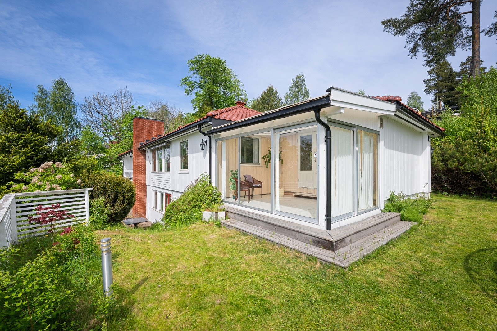 Her har vi gleden av å presentere en familievennlig enebolig med stor og pent opparbeidet tomt på over 1,4 mål. Galleribilde