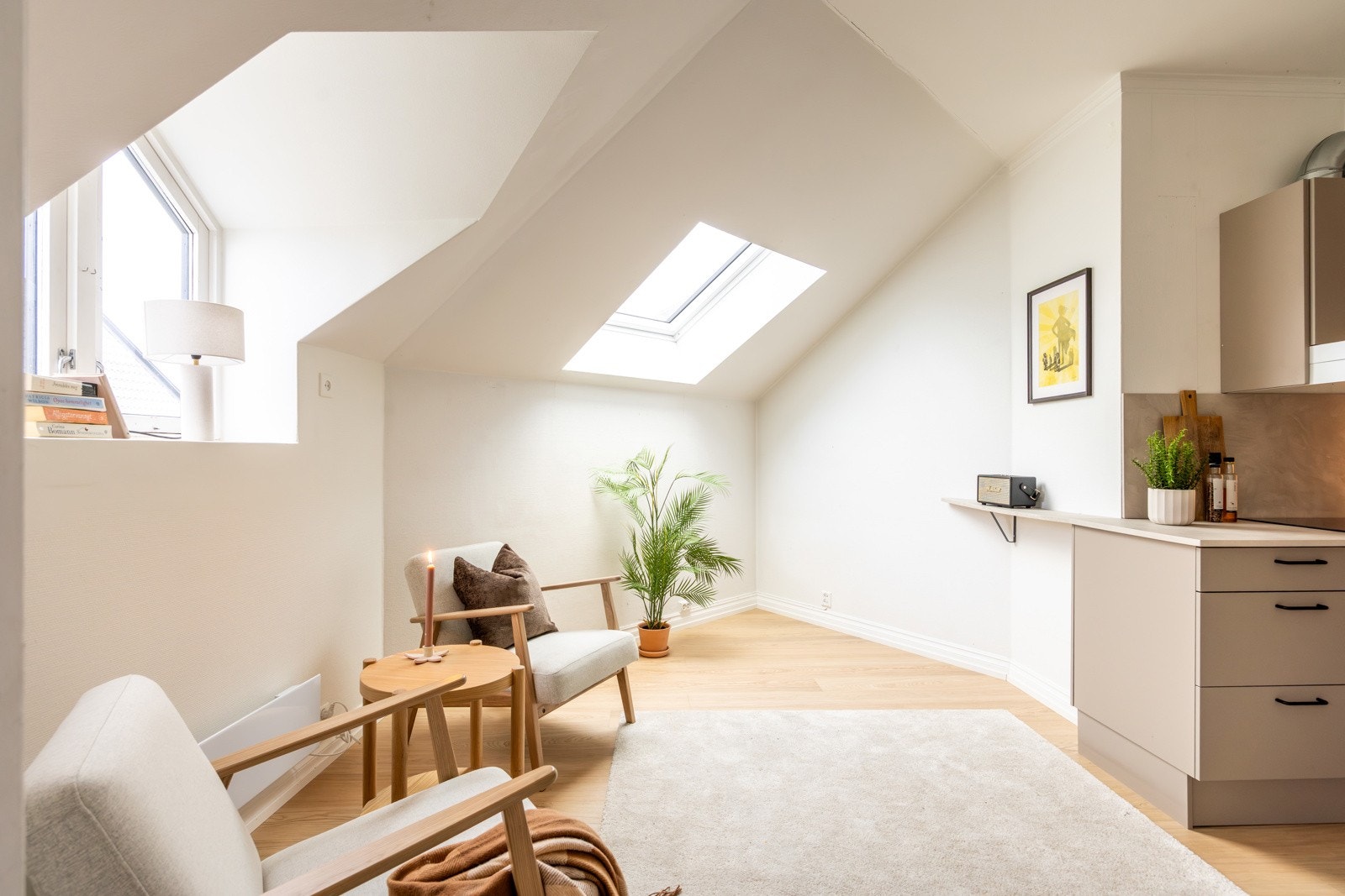 I stuen er det plass til både sofa og spisebord Galleribilde