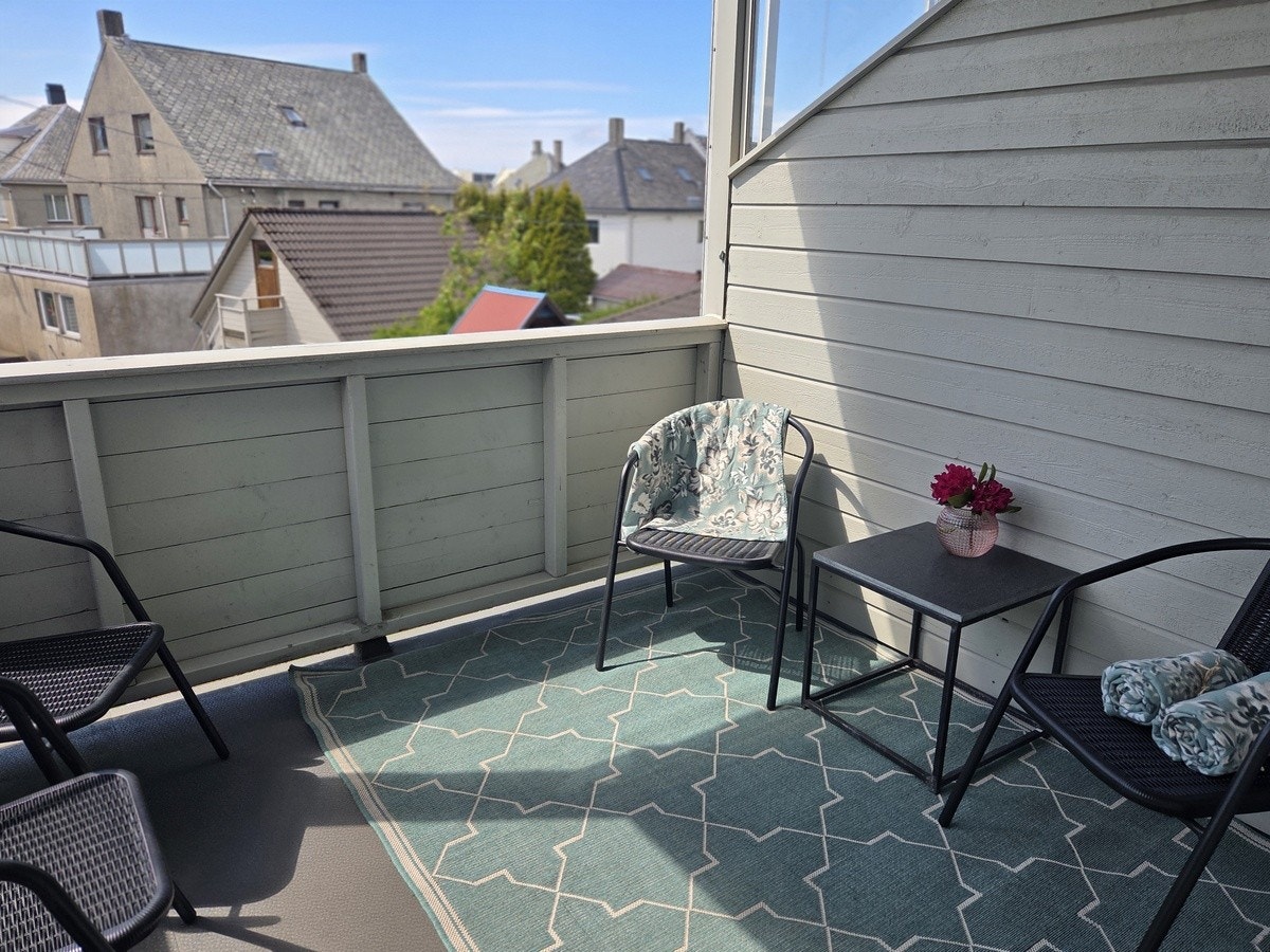 Vestvendt overbygget balkong med ettermiddags- og kveldssol Galleribilde