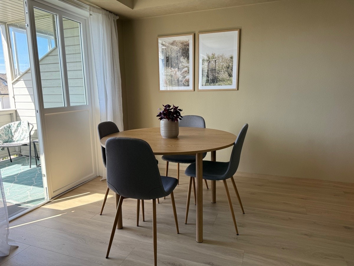 Spiseområde mellom kjøkken/stue Galleribilde