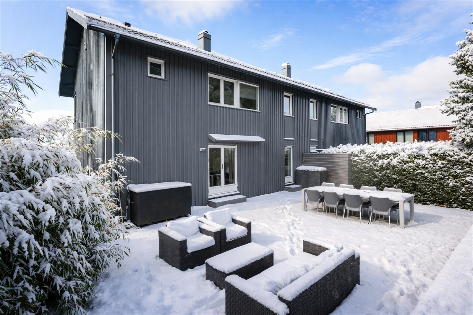 På baksiden av huset er det utgang til en stor terrasseplatting med god plass til sittegrupper / lounger - Vinterredigert bilde Galleribilde