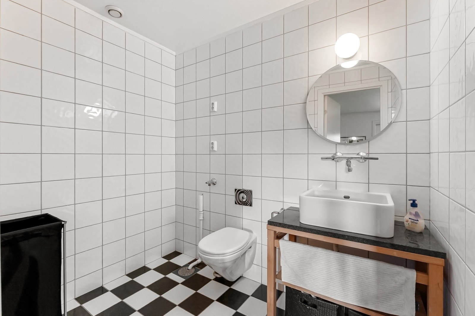 Boligen har i tillegg et eget vaskerom i underetasjen med toalett og servant Galleribilde