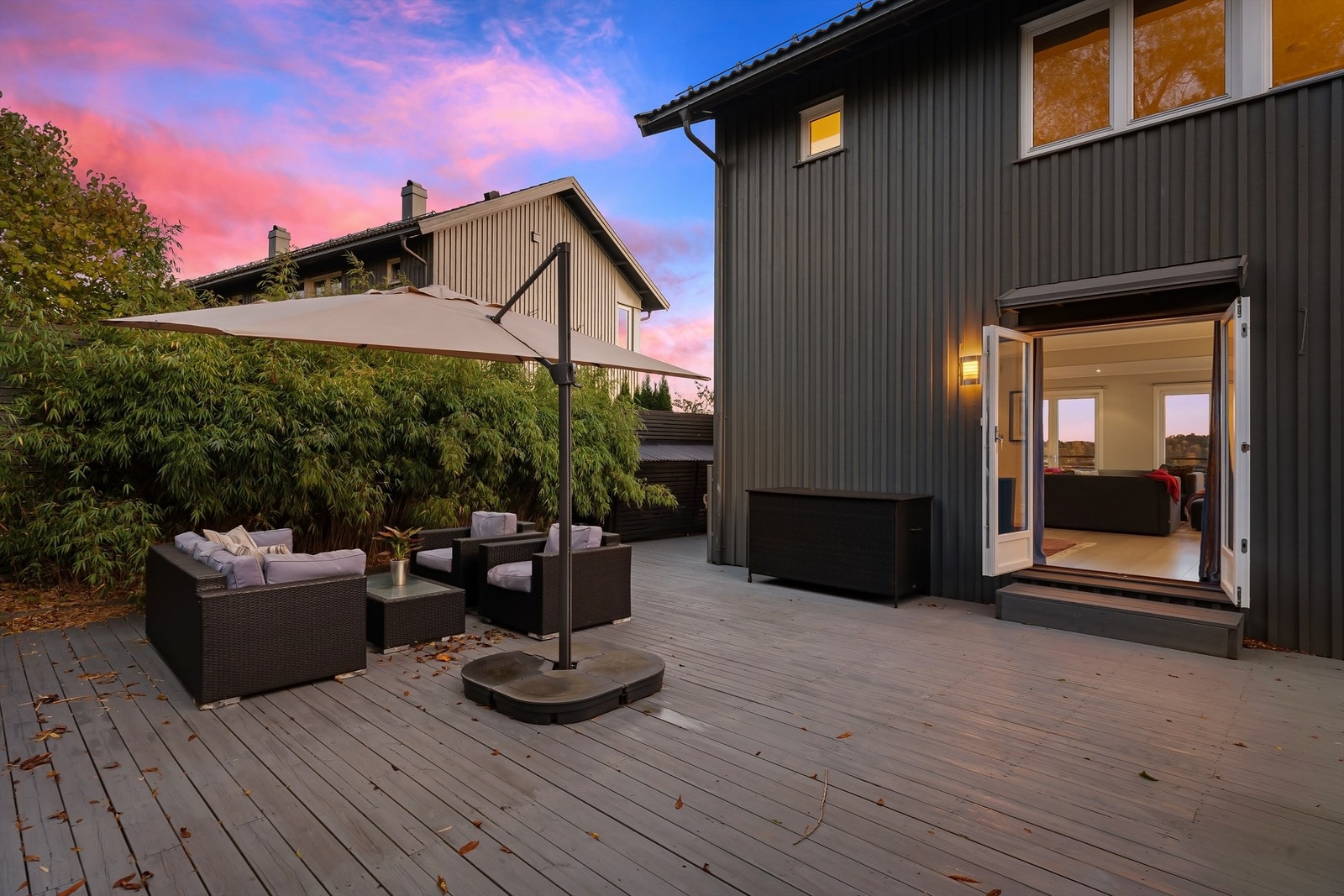 Stor og skjermet uteplass på baksiden av huset Galleribilde