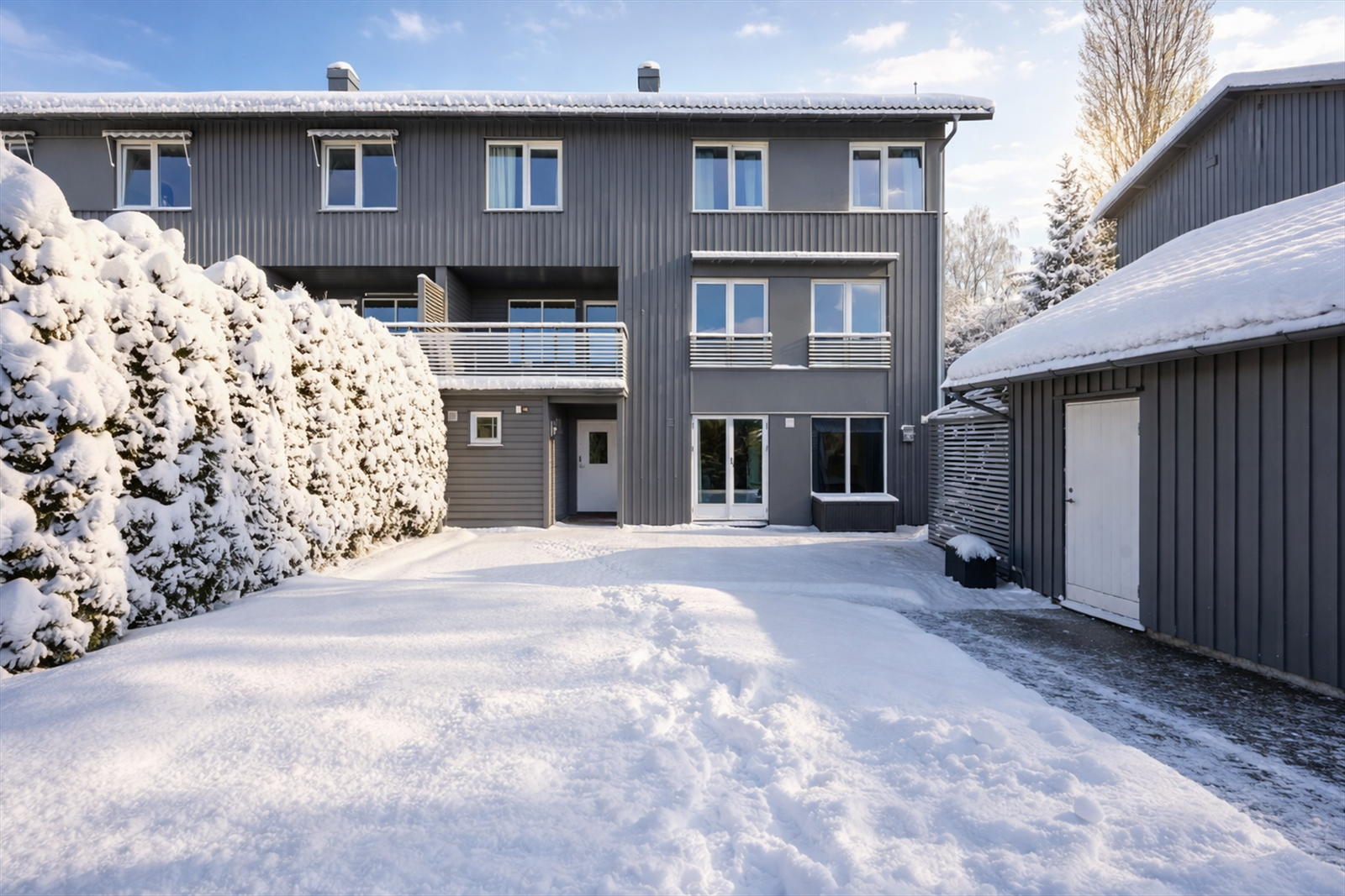 Velkommen til Maisen Pedersens vei 30 - Boligen er svært innholdsrik med 4 soverom, 3 stuer, 3 bad i tillegg til vaskerom - det er til og med mulighet for ny eier å etablere hybel og leie ut deler av underetasjen - Foto: Zovenfra - Vinterredigert bilde Galleribilde