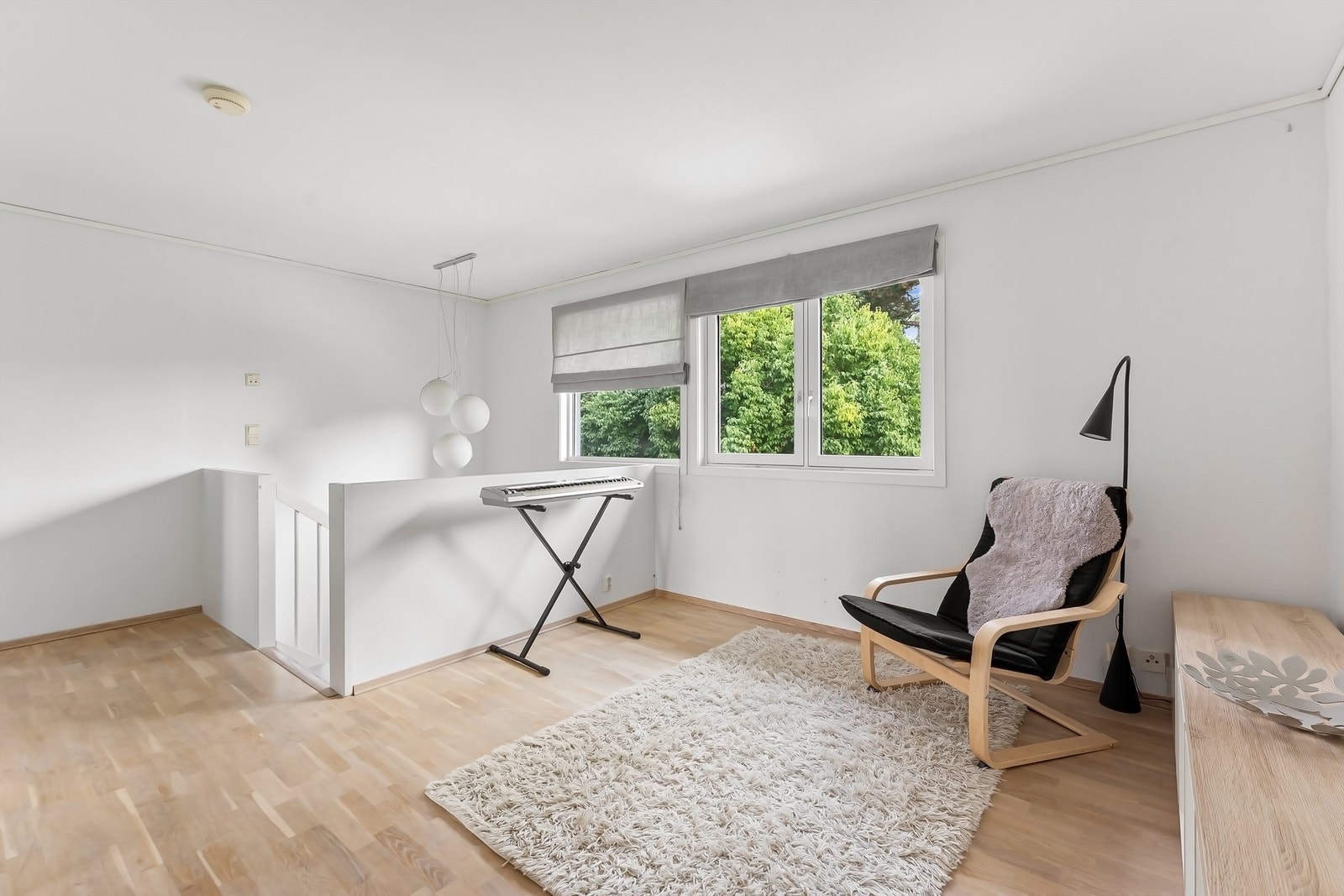 I boligens andre etasje finner dere soveromsavdelingen med tre gode soverom, loftstue og to baderom - perfekt for barnefamilien! I dette rommet er det også luke til stort lagringsloft Galleribilde