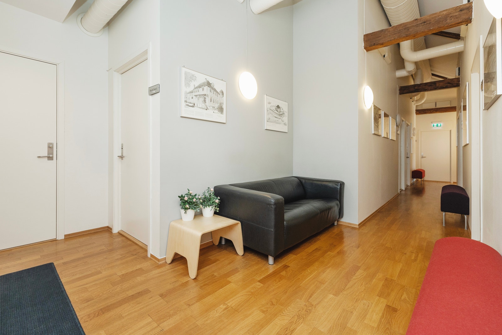 Fine og inviterende fellesområder utenfor kontoret. Galleribilde