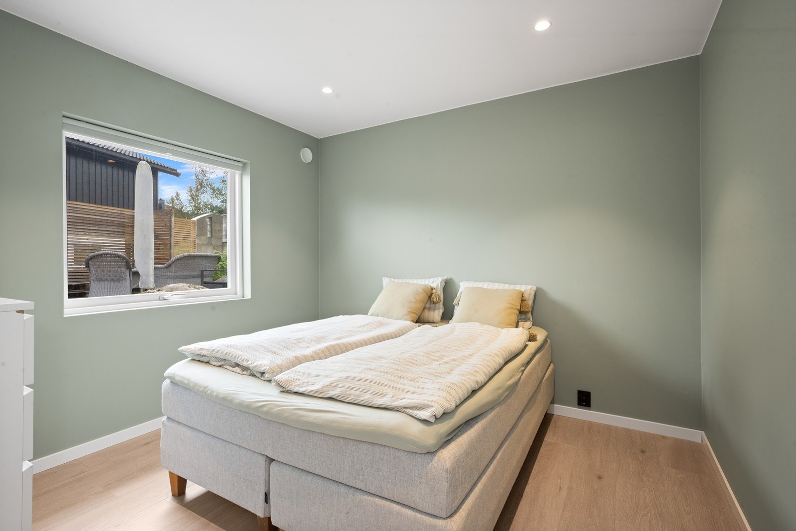 Det er to soverom i hovedetasjen Galleribilde