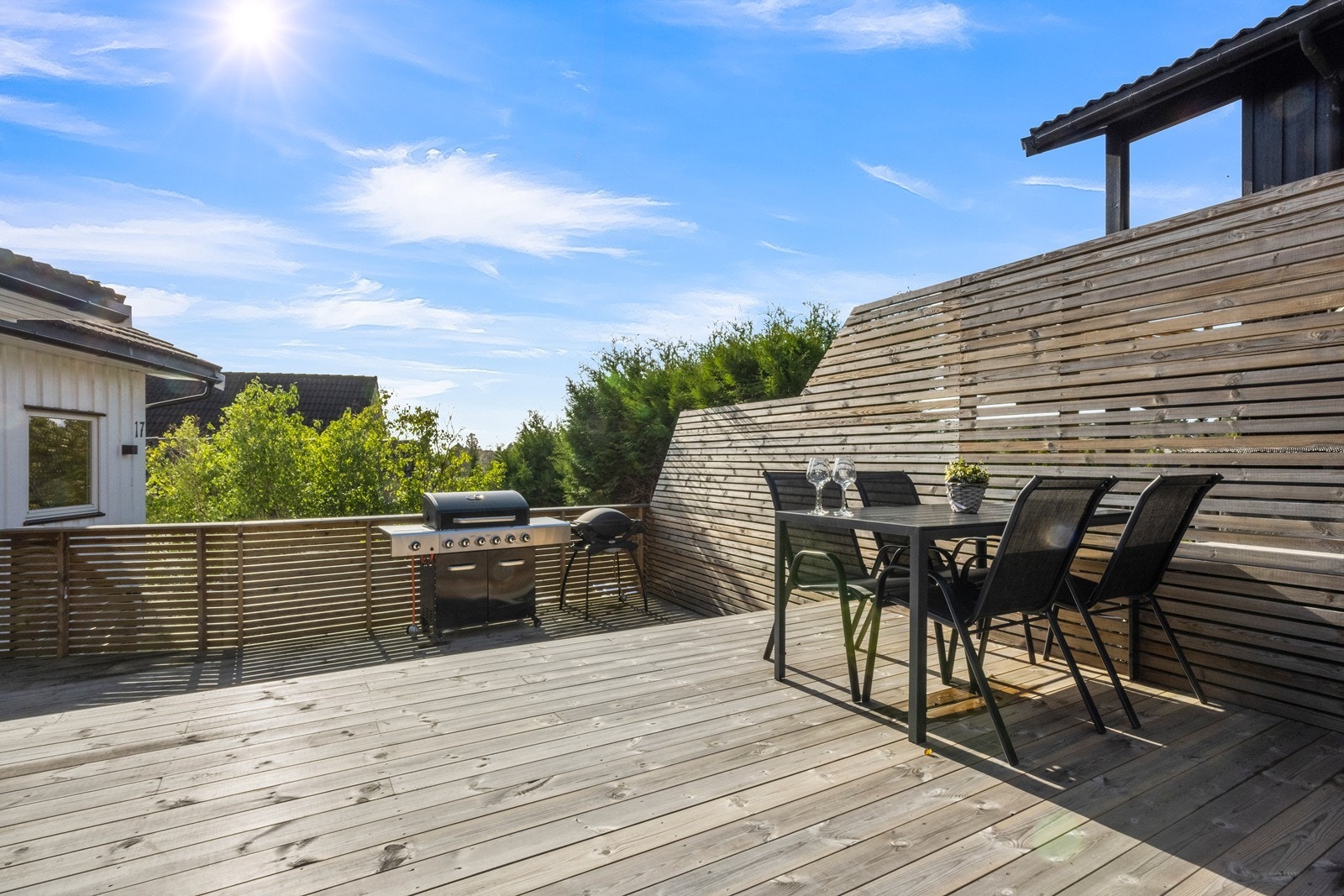 Gode solforhold og romslig uteplass for møbler, planter og grill Galleribilde