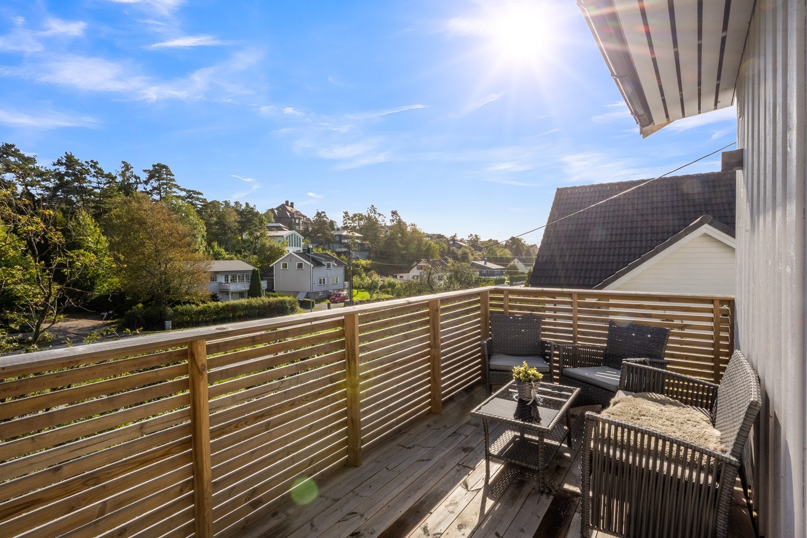 Adkomst til luftig terrasse fra spisestuen Galleribilde