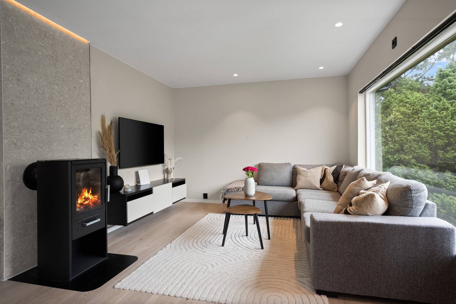 Lun og god varme med peisovnen i stue Galleribilde