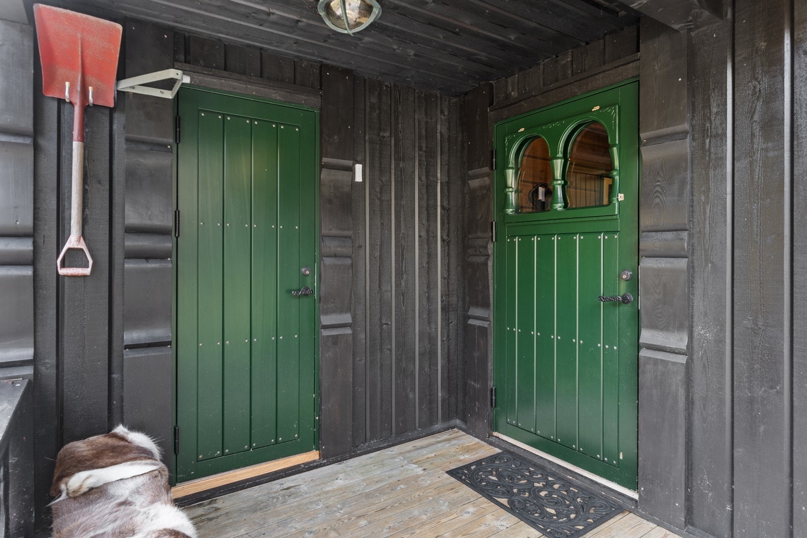 Inngangsparti med utvendig bod. Galleribilde