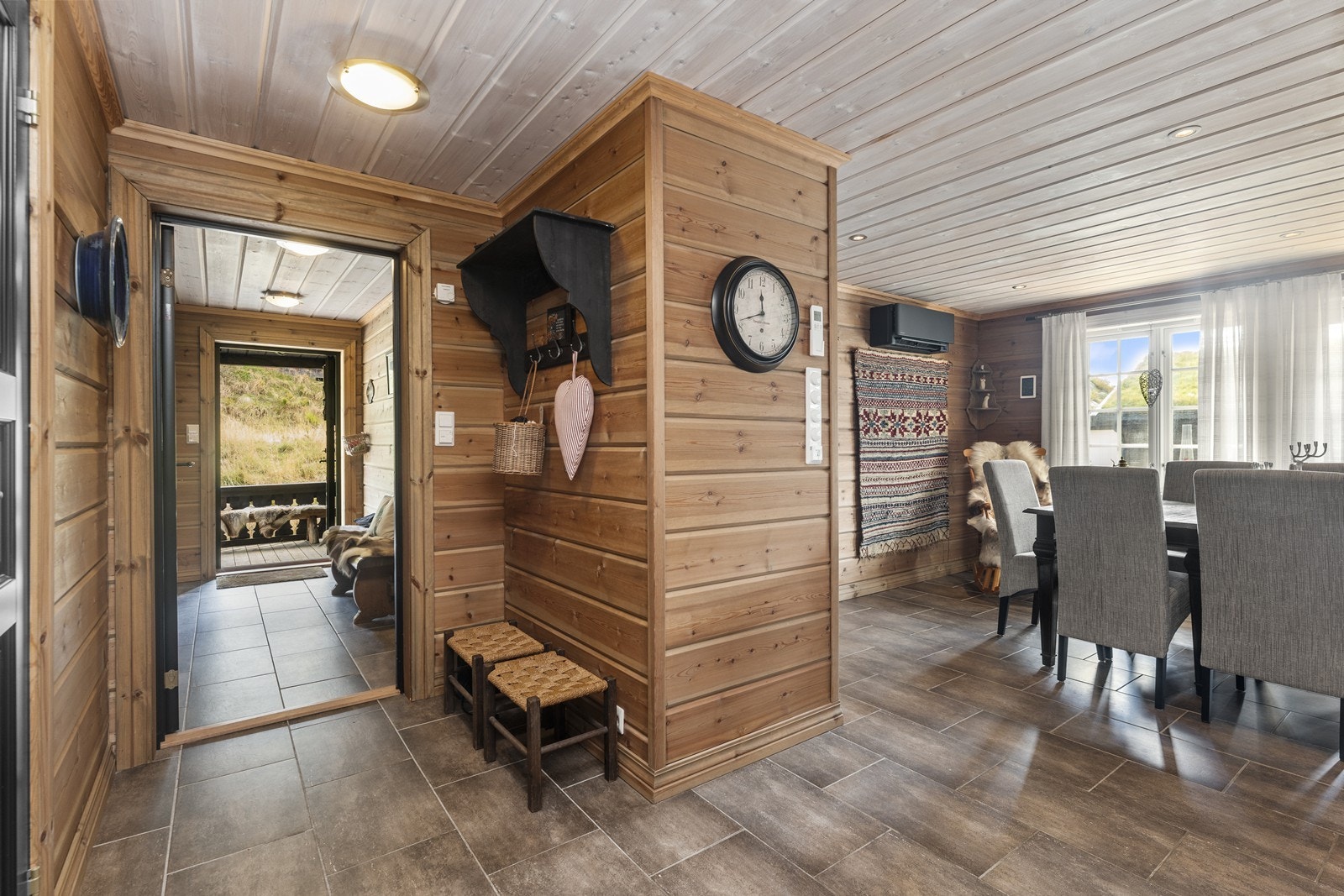 Røff stil med laftpanel på vegger. Galleribilde