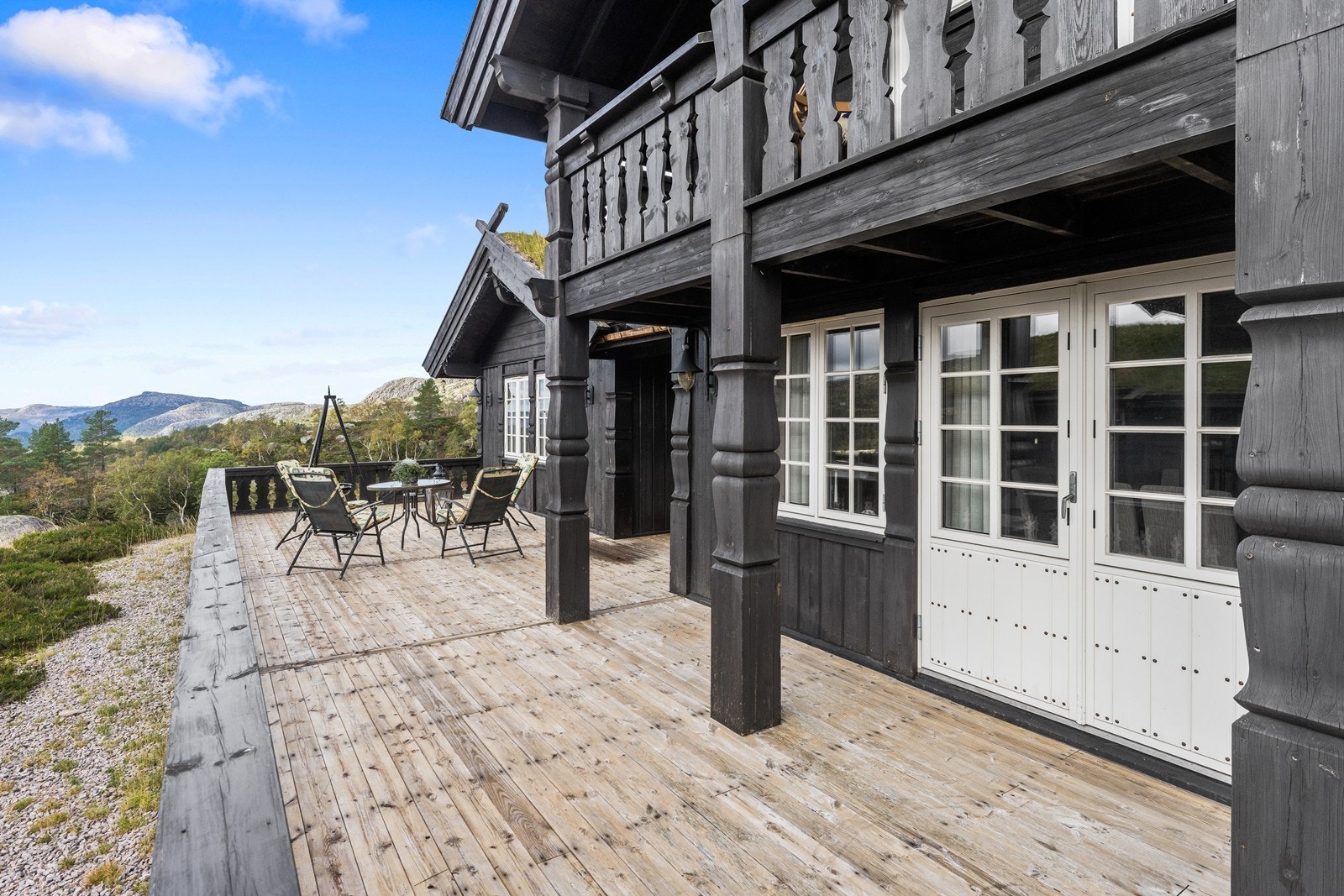 Stor, solrik terrasse. Galleribilde