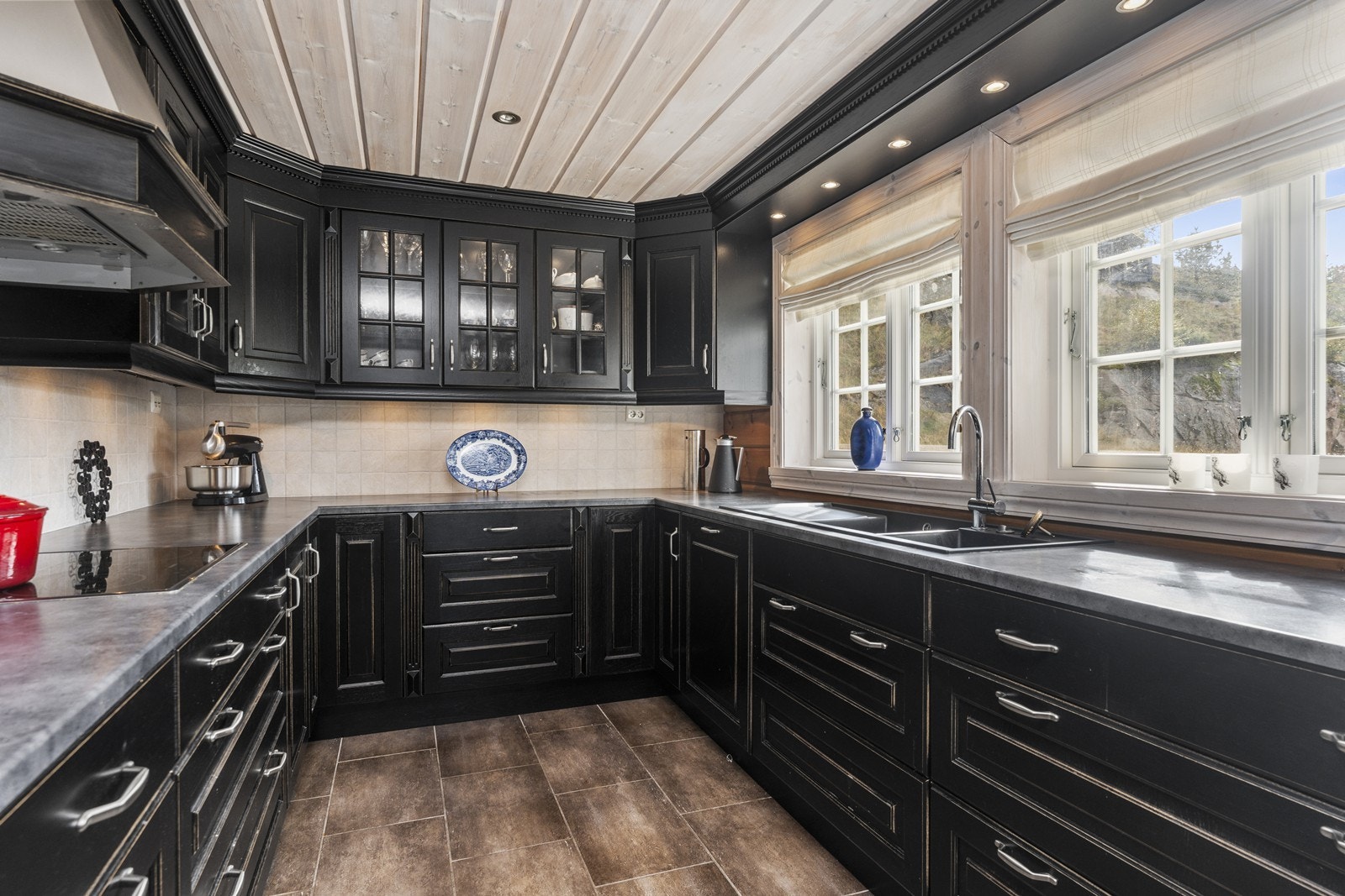 Godt med benk- og skapplass. Galleribilde