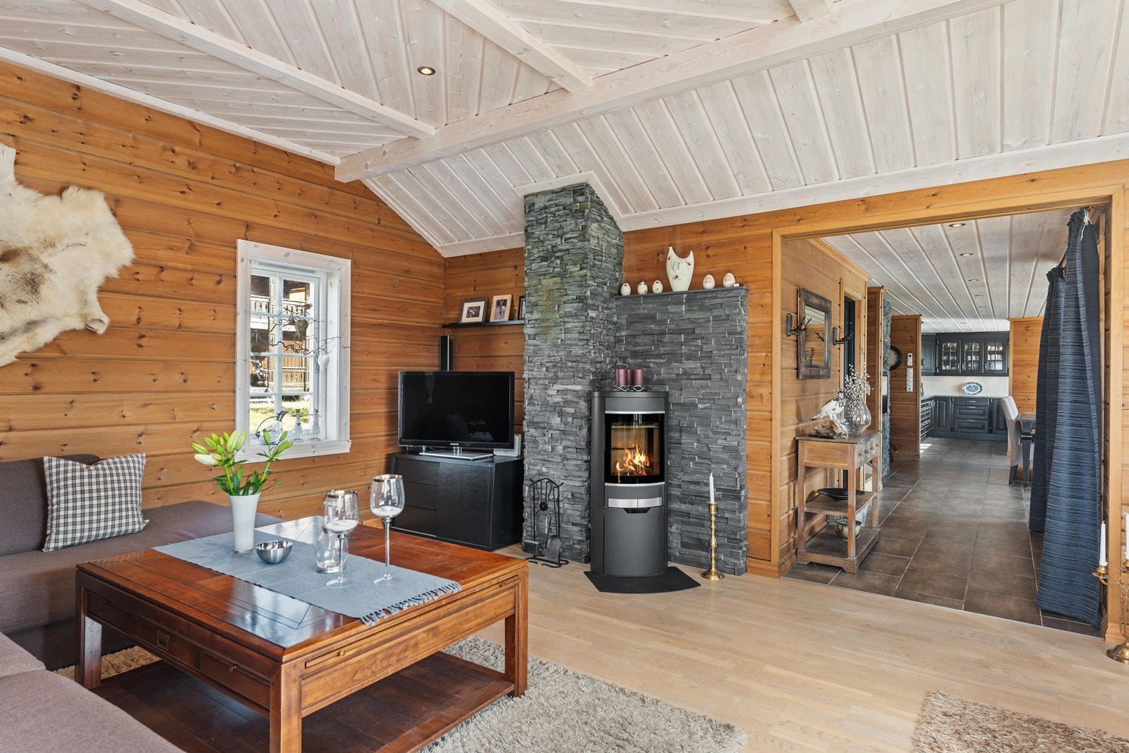 Fra stue mot spisestue og kjøkken. Galleribilde