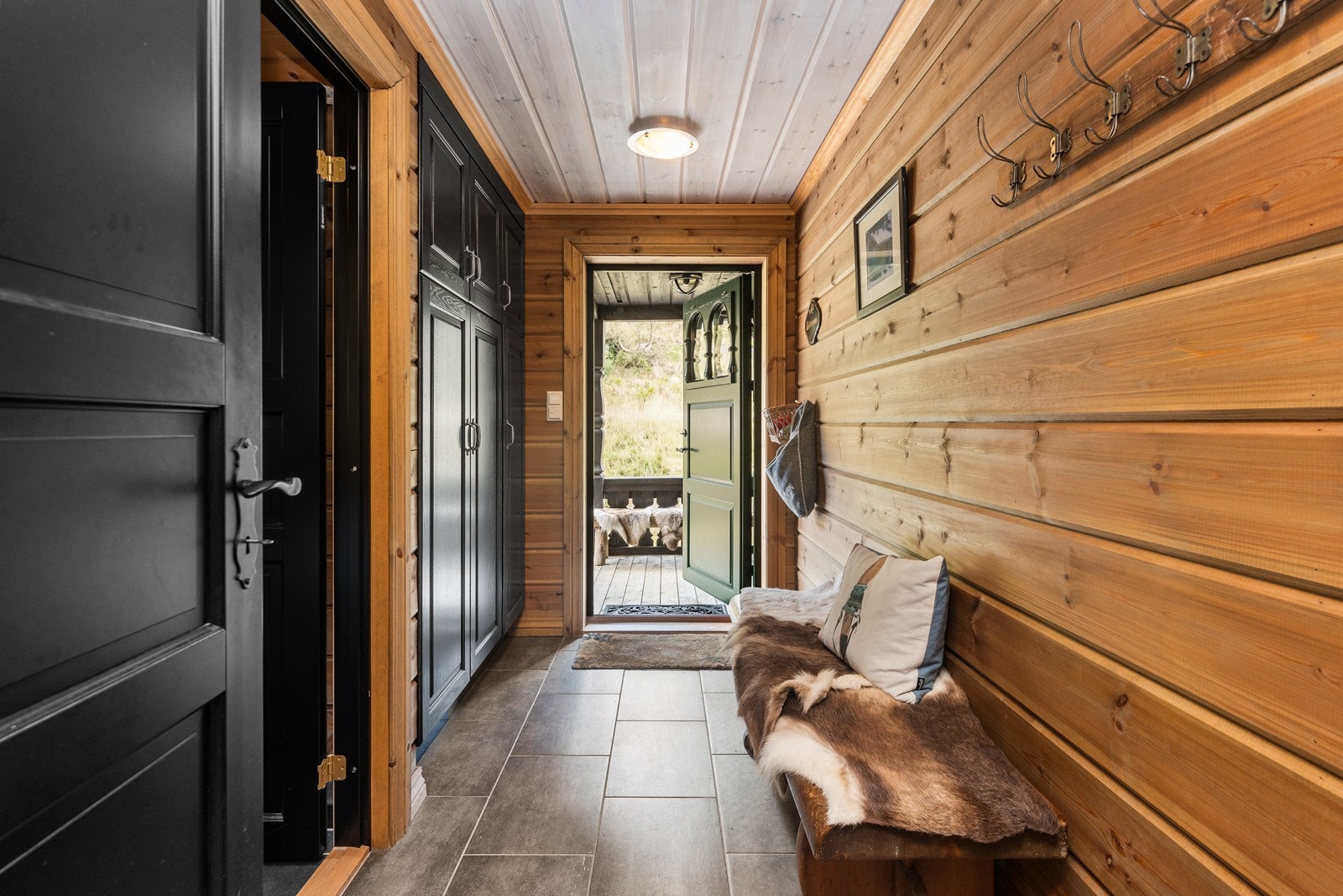 Tilpasset garderobeskap i entreen. Galleribilde