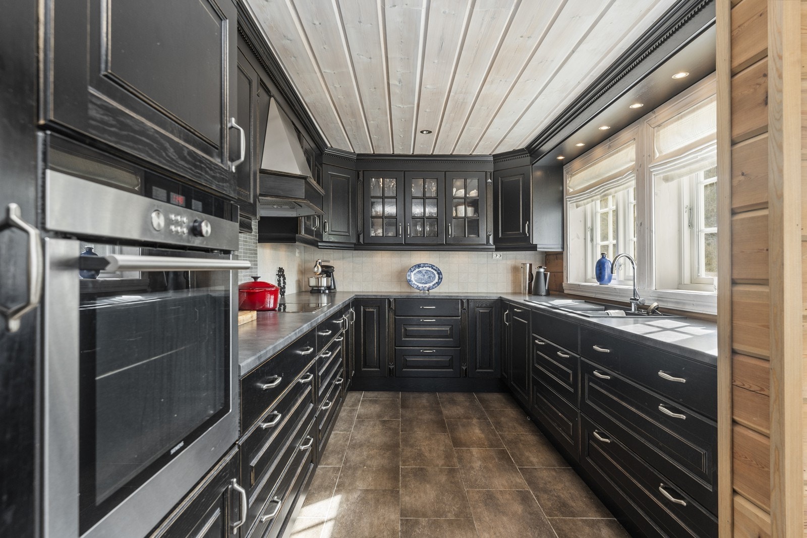 Hamran kjøkken med integrerte hvitevarer. Galleribilde