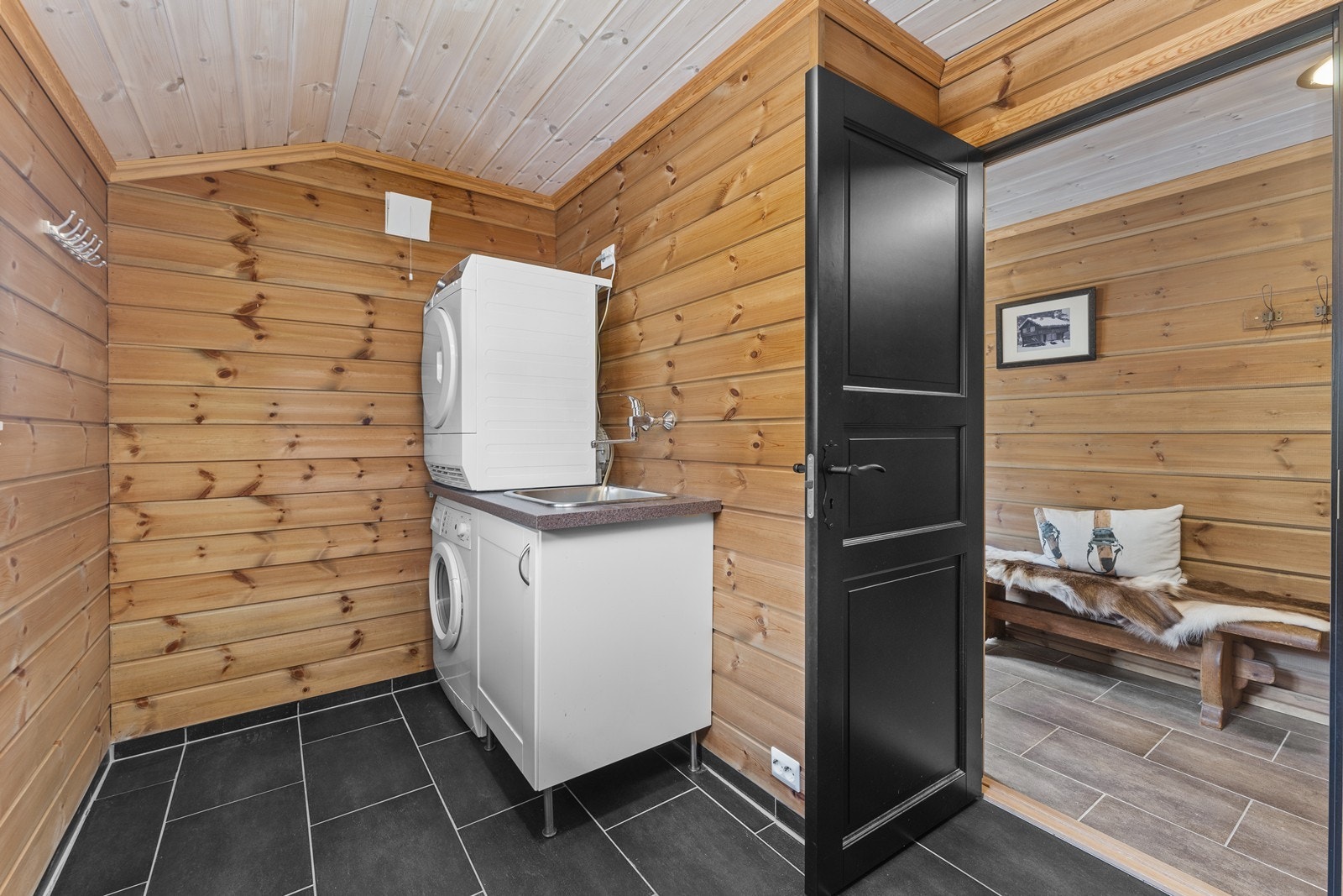 Vaskerom med innredning. God plass for å tørke fritidsklær. Galleribilde