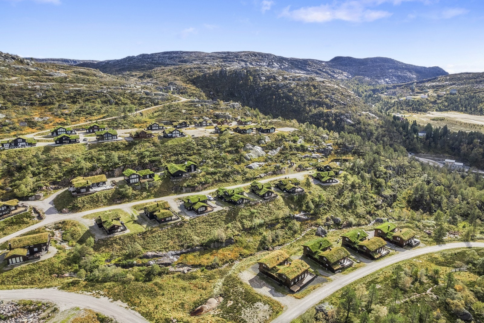Knaben ligger på ca. 600 m.o.h og heiene rundt til om lag 1000 meter. Galleribilde
