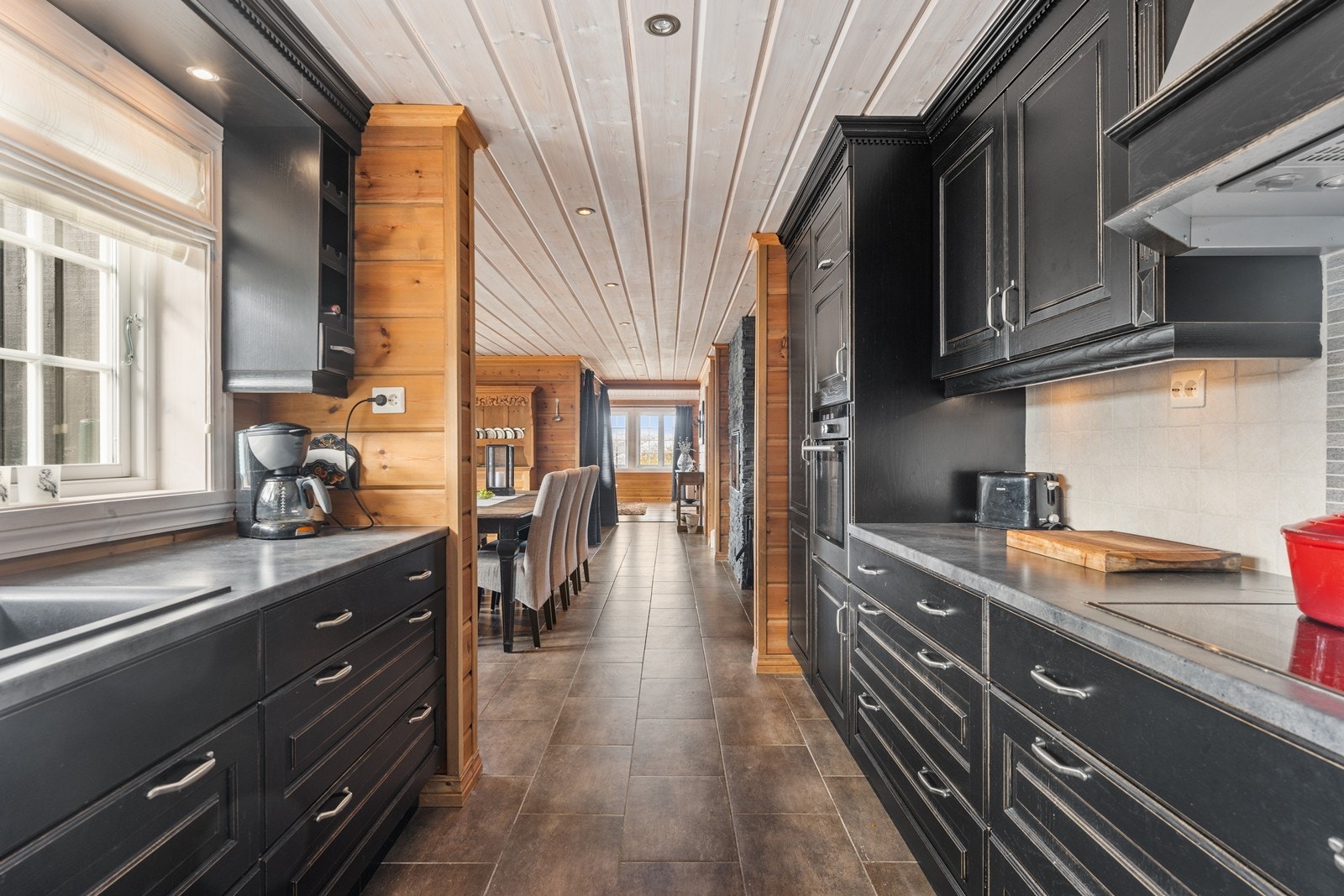 Fra kjøkken mot spisestue og stue. Galleribilde