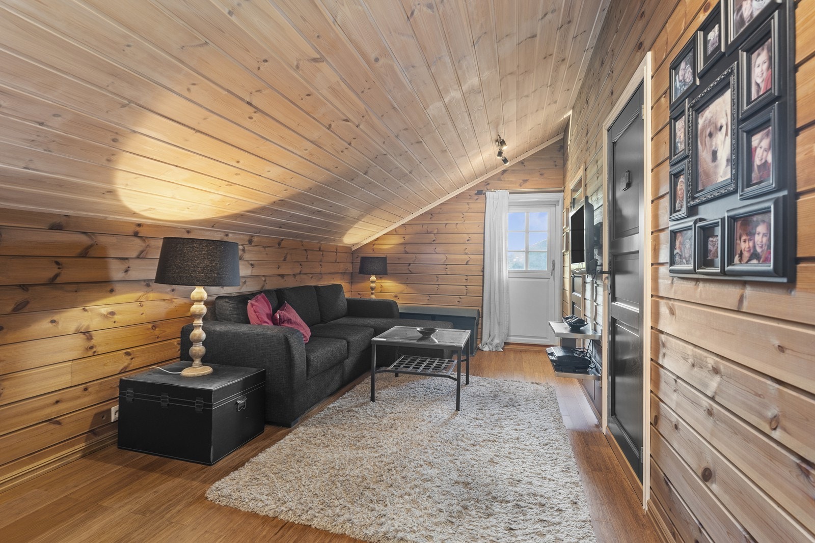 Loftstue med utgang til balkong. Galleribilde