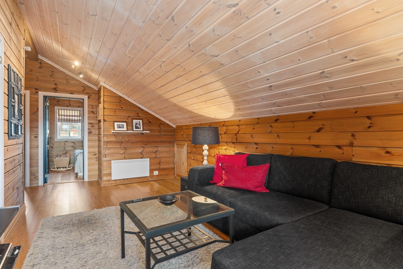 Loftstue med bambusgulv. Galleribilde