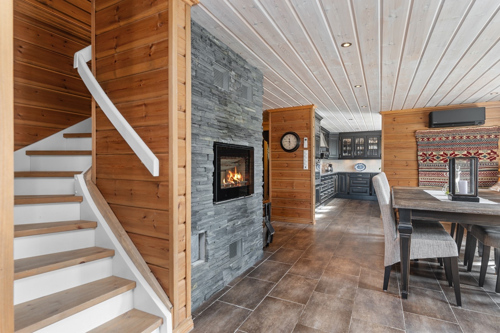 Peis og varmepumpe for oppvarming. Galleribilde