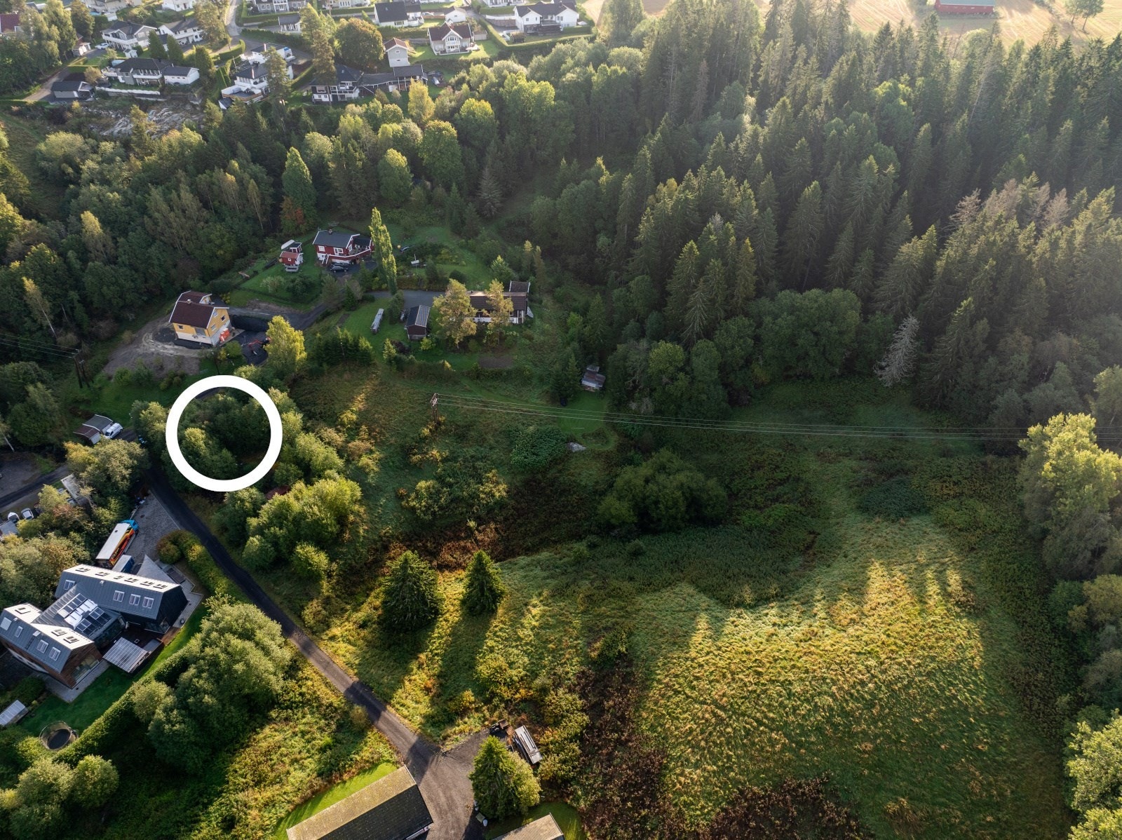 Tomten er avsatt til boligformål i kommuneplanen og har bya 20%. Galleribilde