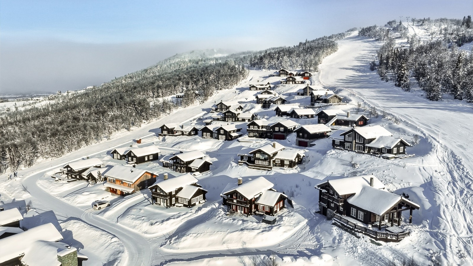 Hytta ligger i attraktive Listaullii - et hyttefelt kjent for lekre hytter, optimale solforhold, relativt få hytter på feltet, ski inn/ut og flott utsikt Galleribilde