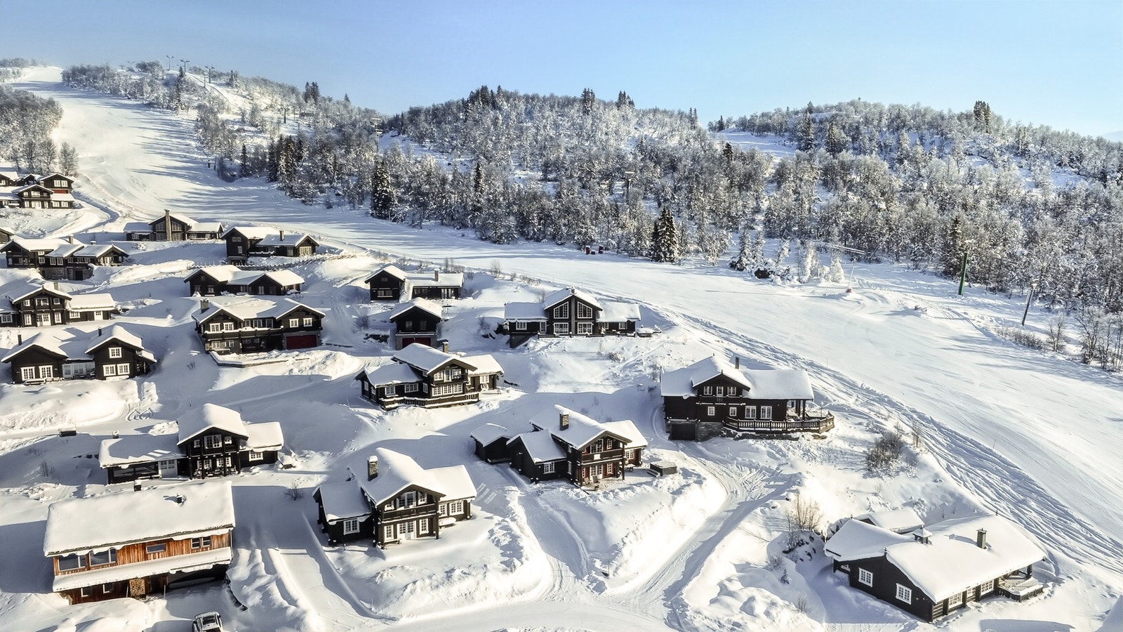 Hytta ligger plassert rett ved alpinbakken! Eiendommen består av en håndlaftet hytte og en frittstående håndlaftet bod som danner et fint tun sammen Galleribilde