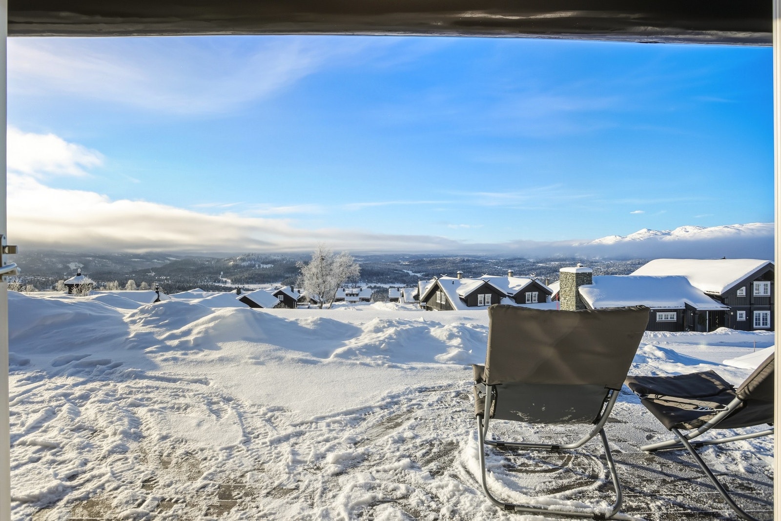Panoramautsikt over Raulandsfjell og fjellrekkene rundt Galleribilde