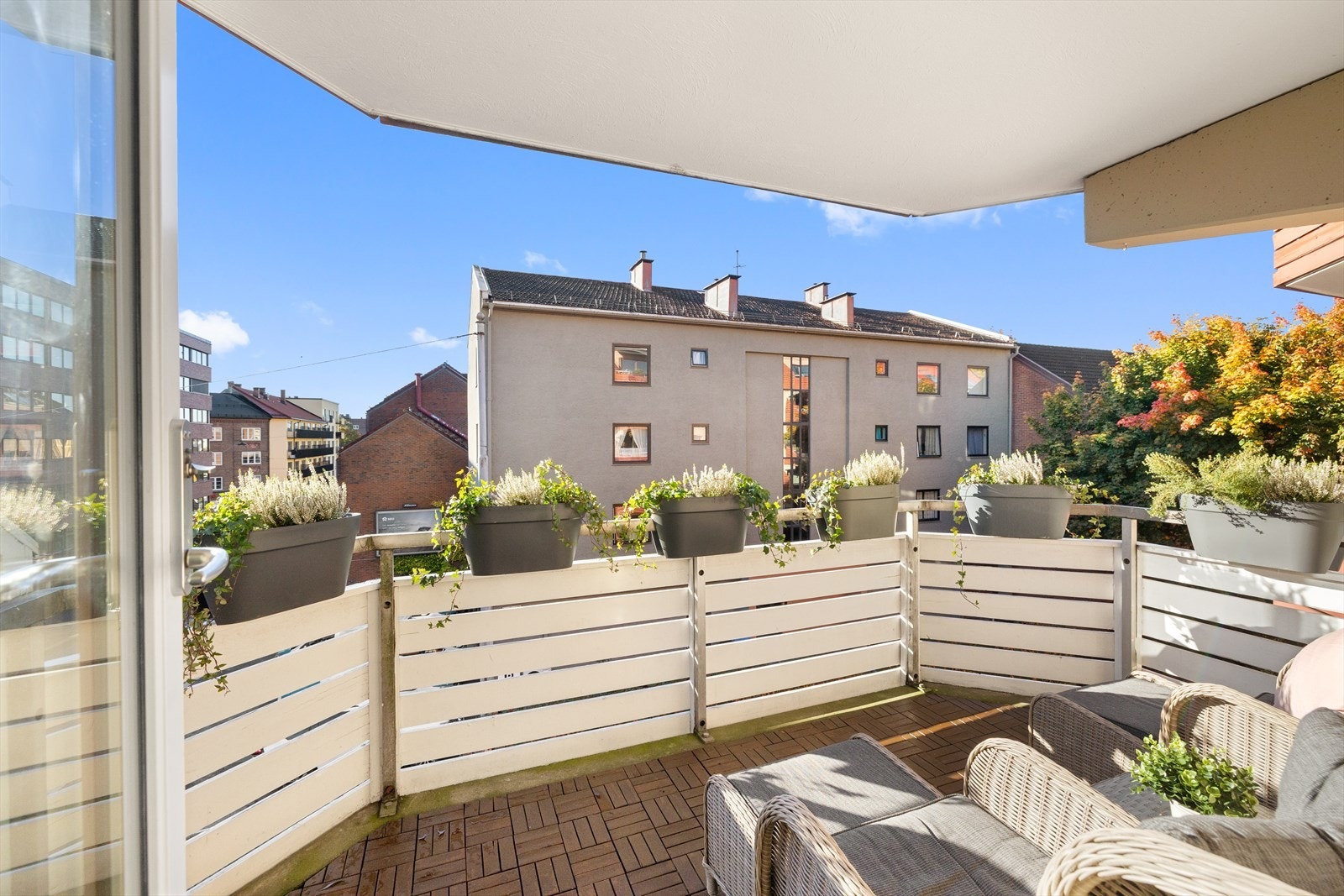 Fra stuen/kjøkkenet er det utgang til denne herlige sydvendte balkongen på ca. 8 m². Galleribilde