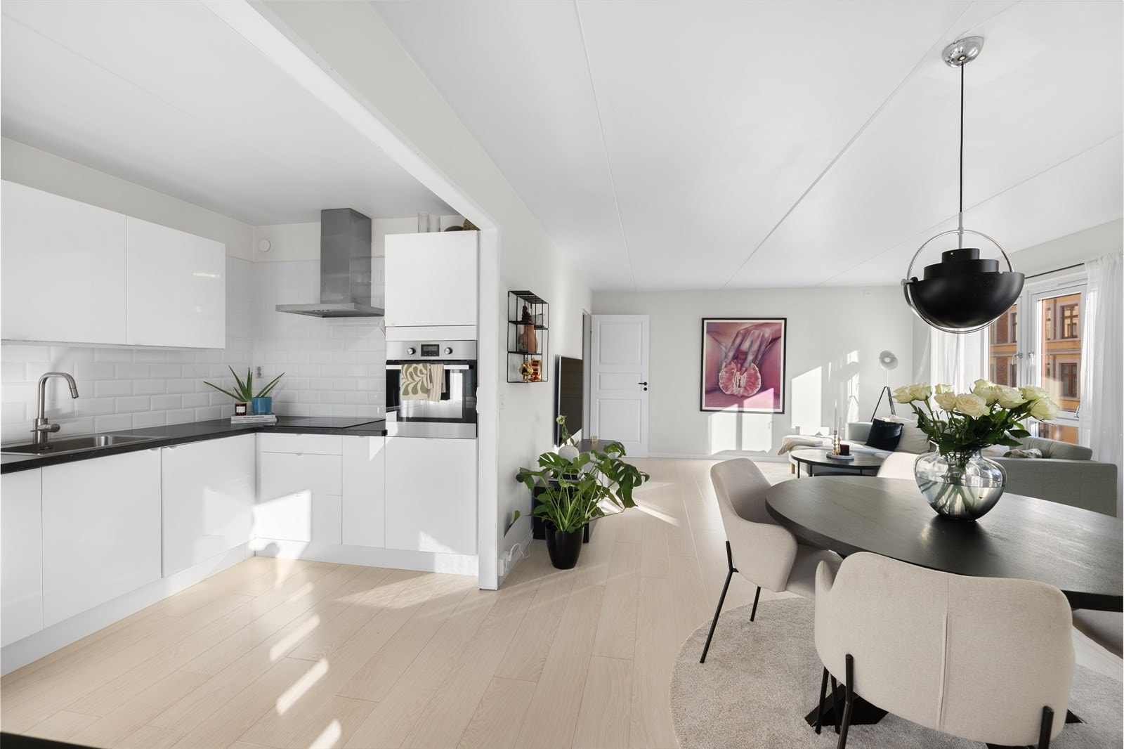 Innredningen har glatte, høyglans fronter, laminert benkeplate med oppvaskkum og ventilator med kullfilter. Galleribilde