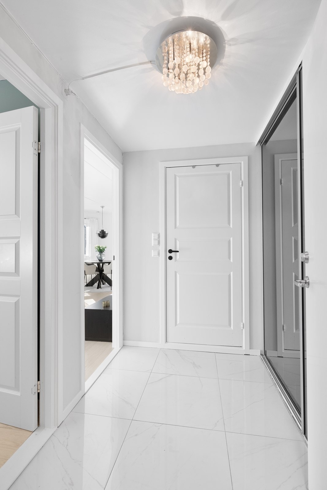 Lys og åpen gang med romslig garderobeløsning med gode oppbevaringsmuligheter for yttertøy og sko. Galleribilde