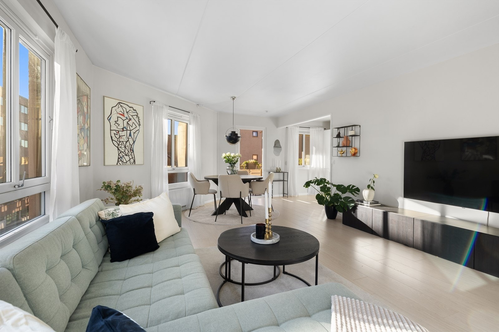 Stuen har god og moderne standard med slitesterk laminat på gulv, glatte overflater malt i tidsriktige farger. Galleribilde