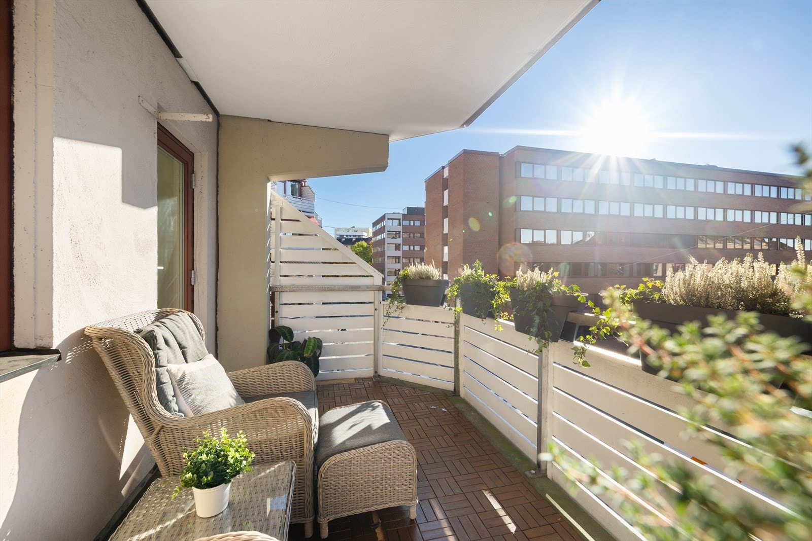 Fra stuen/kjøkkenet er det utgang til denne herlige sydvendte balkongen på ca. 8 m². Galleribilde