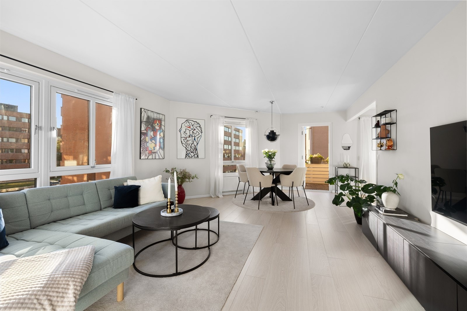 Romslig og lys stue med store vinduer som slipper inn godt med naturlig lys. Galleribilde