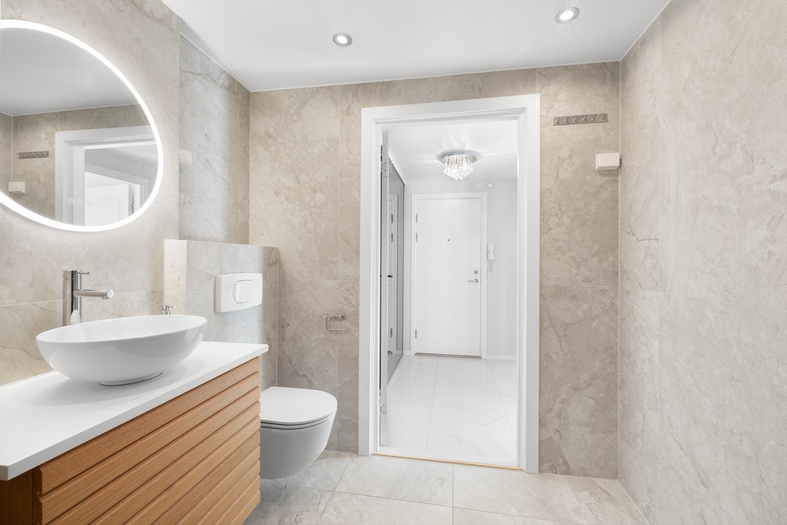 Delikat flislagt baderom med behagelig gulvvarme. Galleribilde