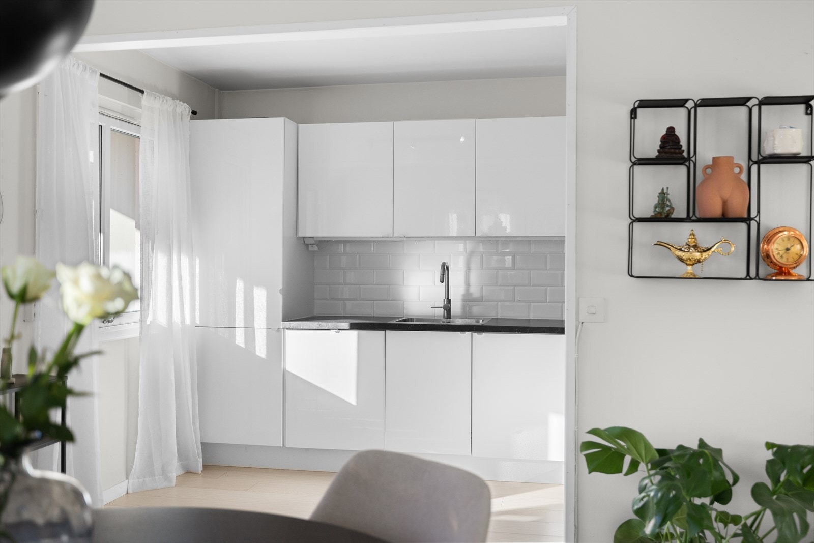 Leiligheten har et pent Ikea-kjøkken med en god kombinasjon av skap- og benkeplass. Galleribilde