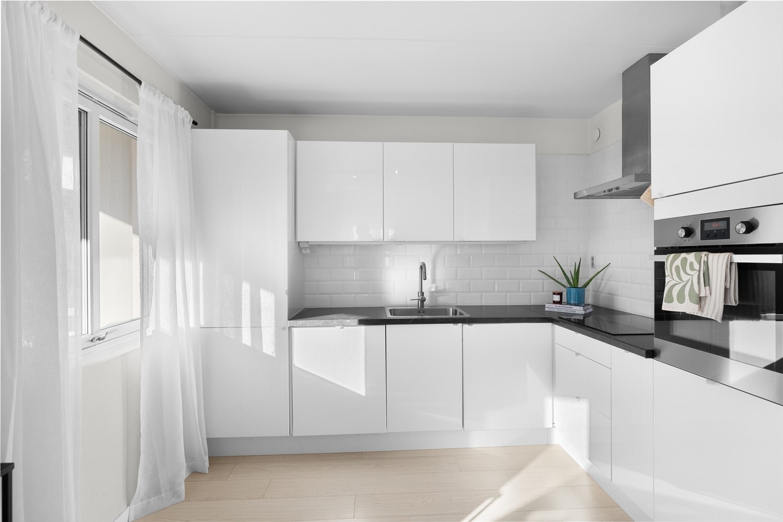 Godt dagslys på kjøkkenet gir en trivelig og behagelig arbeidsplass for hverdagskokken. Galleribilde