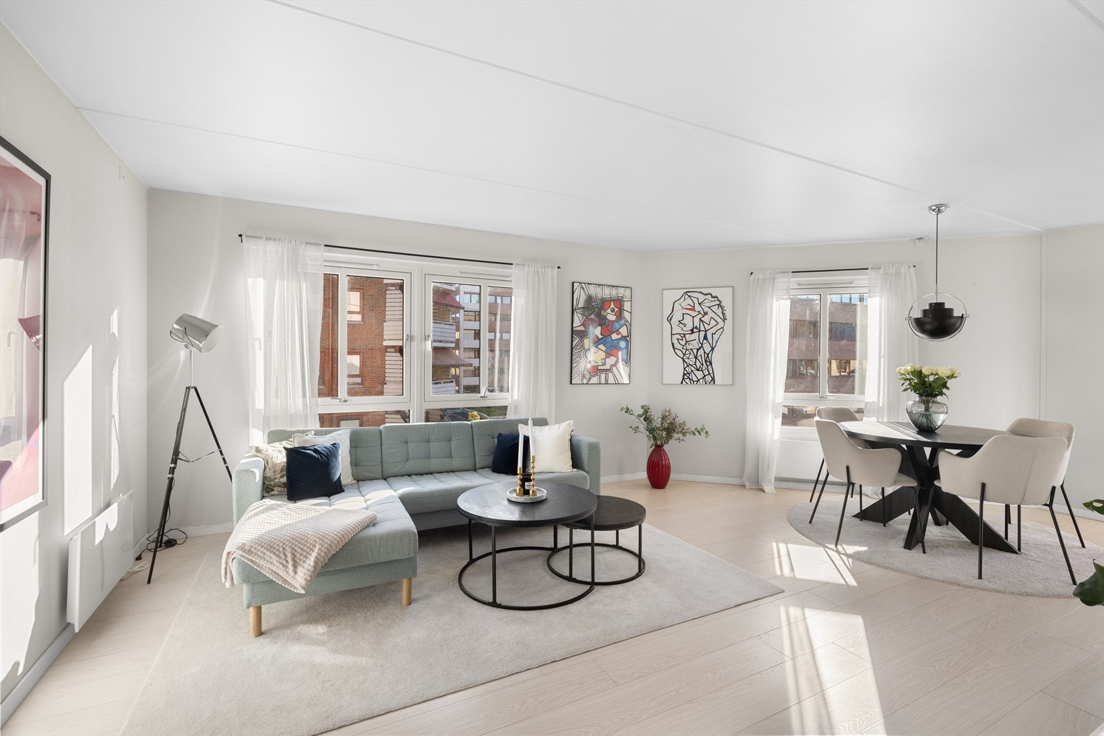 Vi har gleden av å presentere en lys og luftig 2-roms hjørneleilighet med moderne standard og stor, sydvendt balkong. Galleribilde