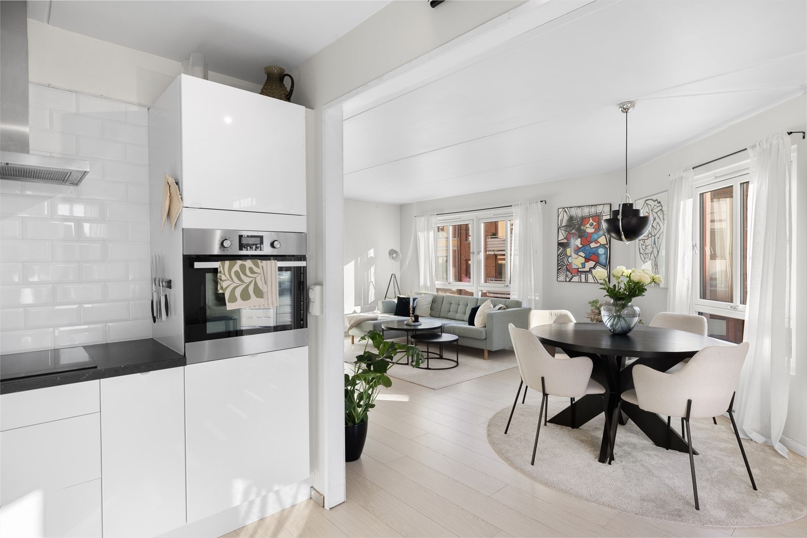 Kjøkkenet ligger i delvis åpen løsning mot stuen, noe som skaper en luftig og sosial altmosfære. Galleribilde