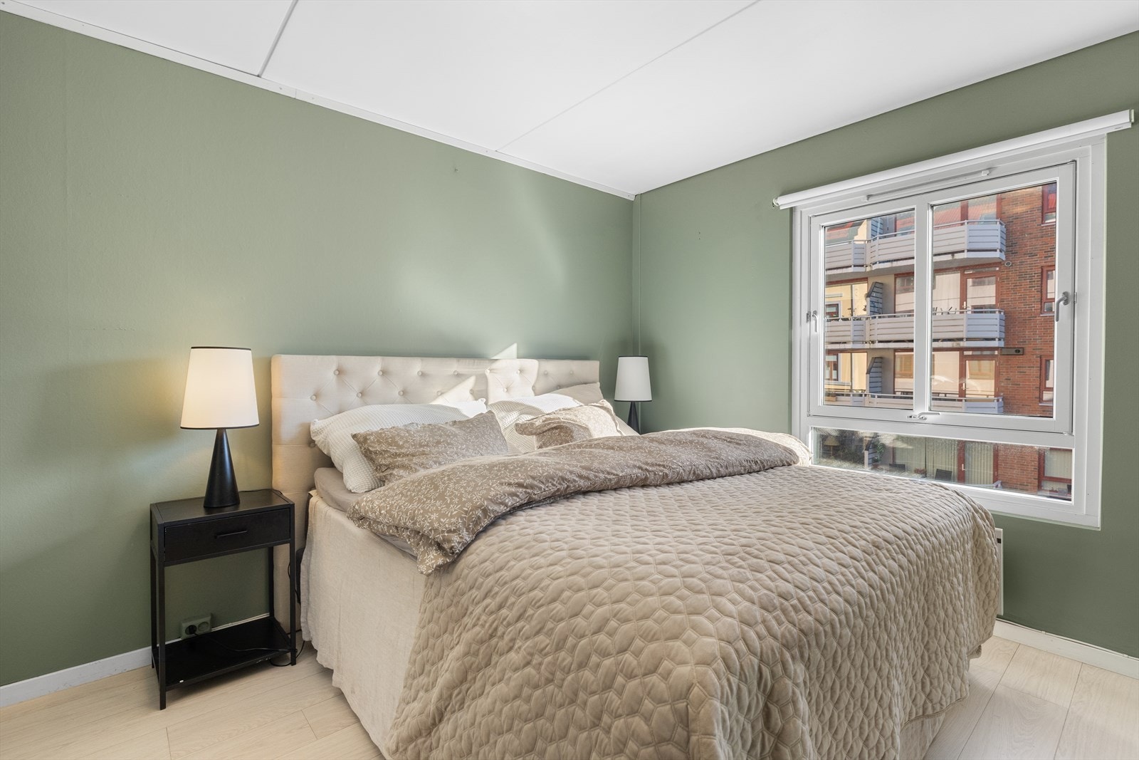 Vegger og gulv er holdt i pene, duse farger. Galleribilde