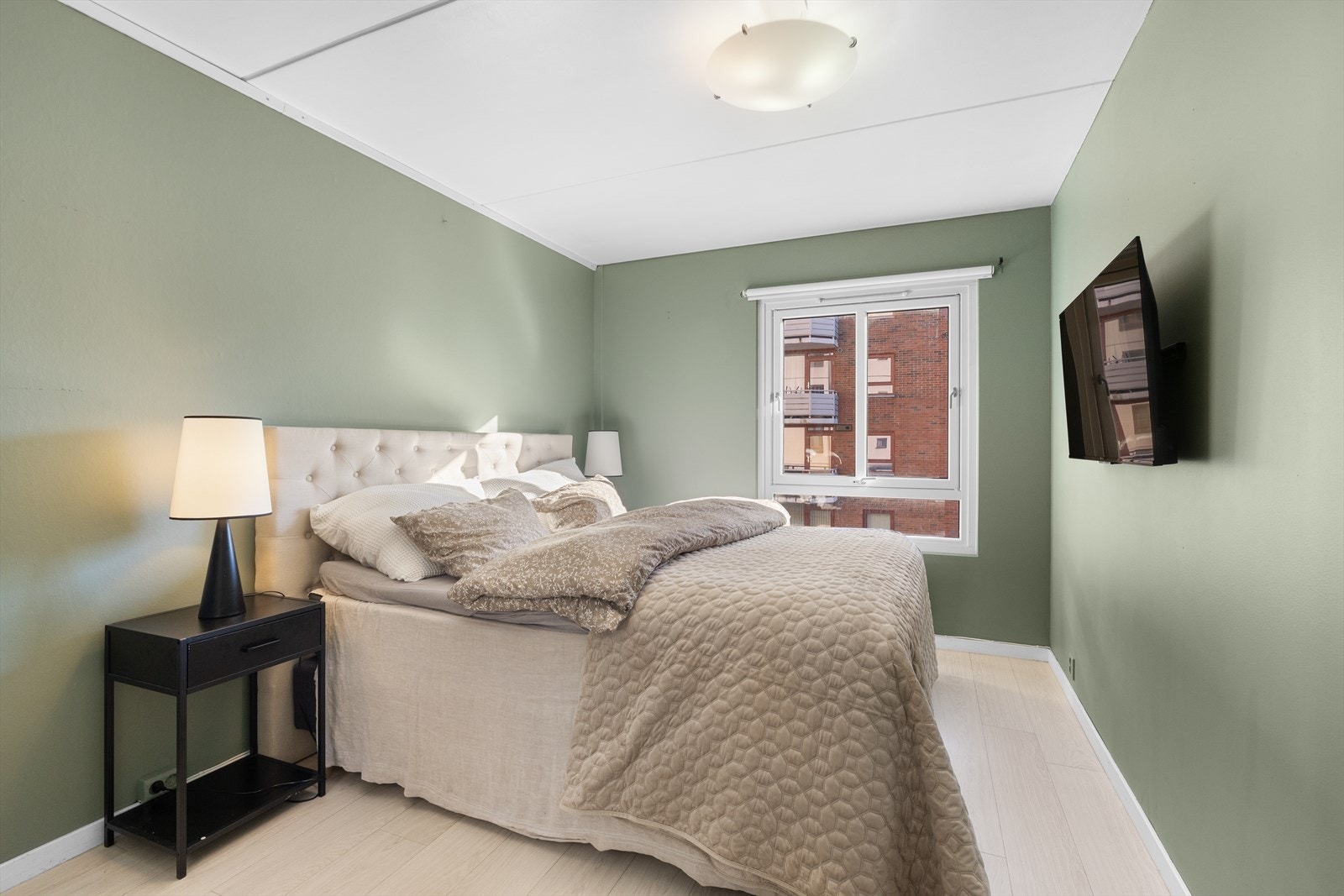 Soverommet er stort og svært innbydende med en romslig garderobeløsning og god plass til dobbeltseng med tilhørende møblement. Galleribilde