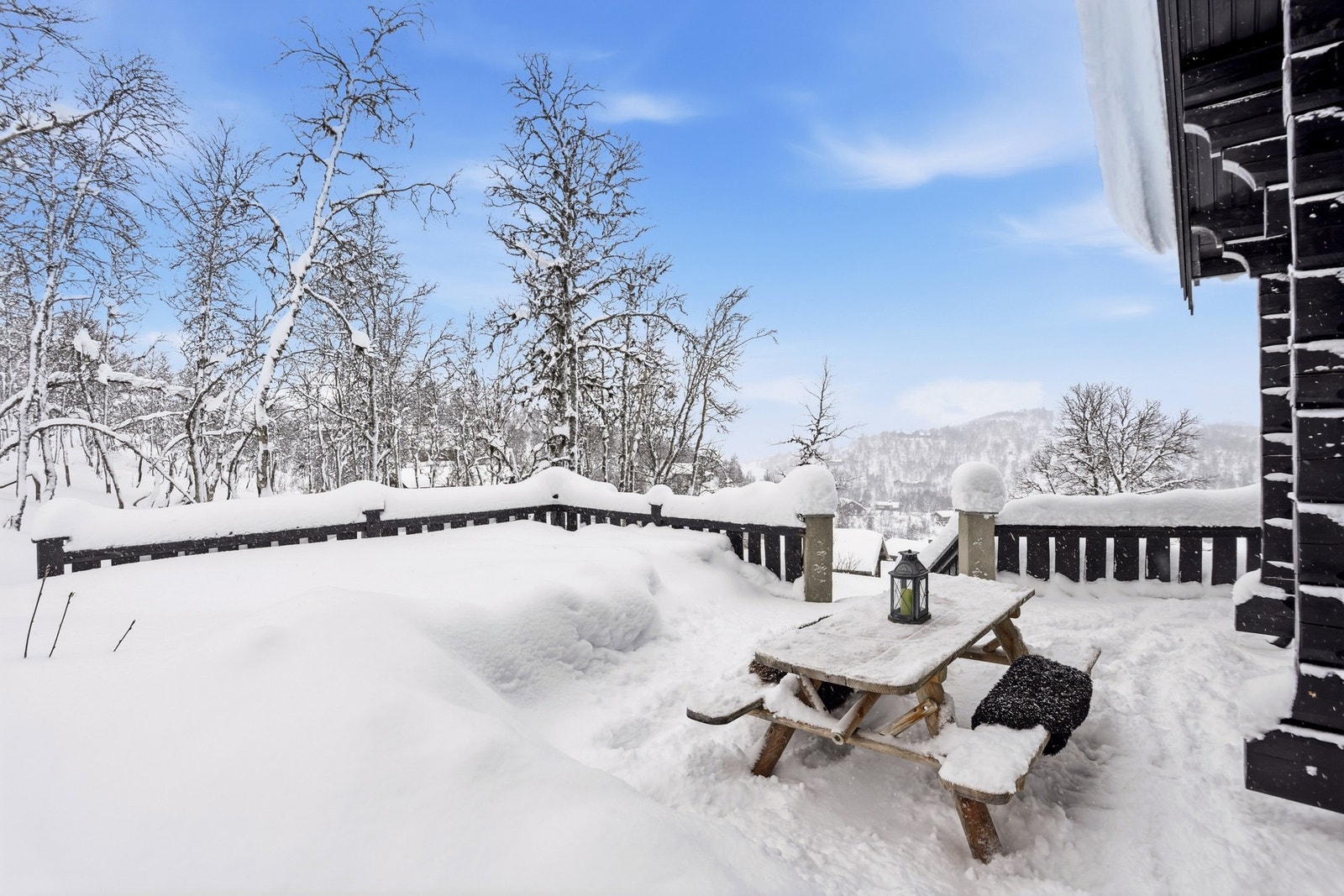 Eiendommen har en romslig tomt på 1,3mål og en stor og fin terrasse mot sør og vest Galleribilde