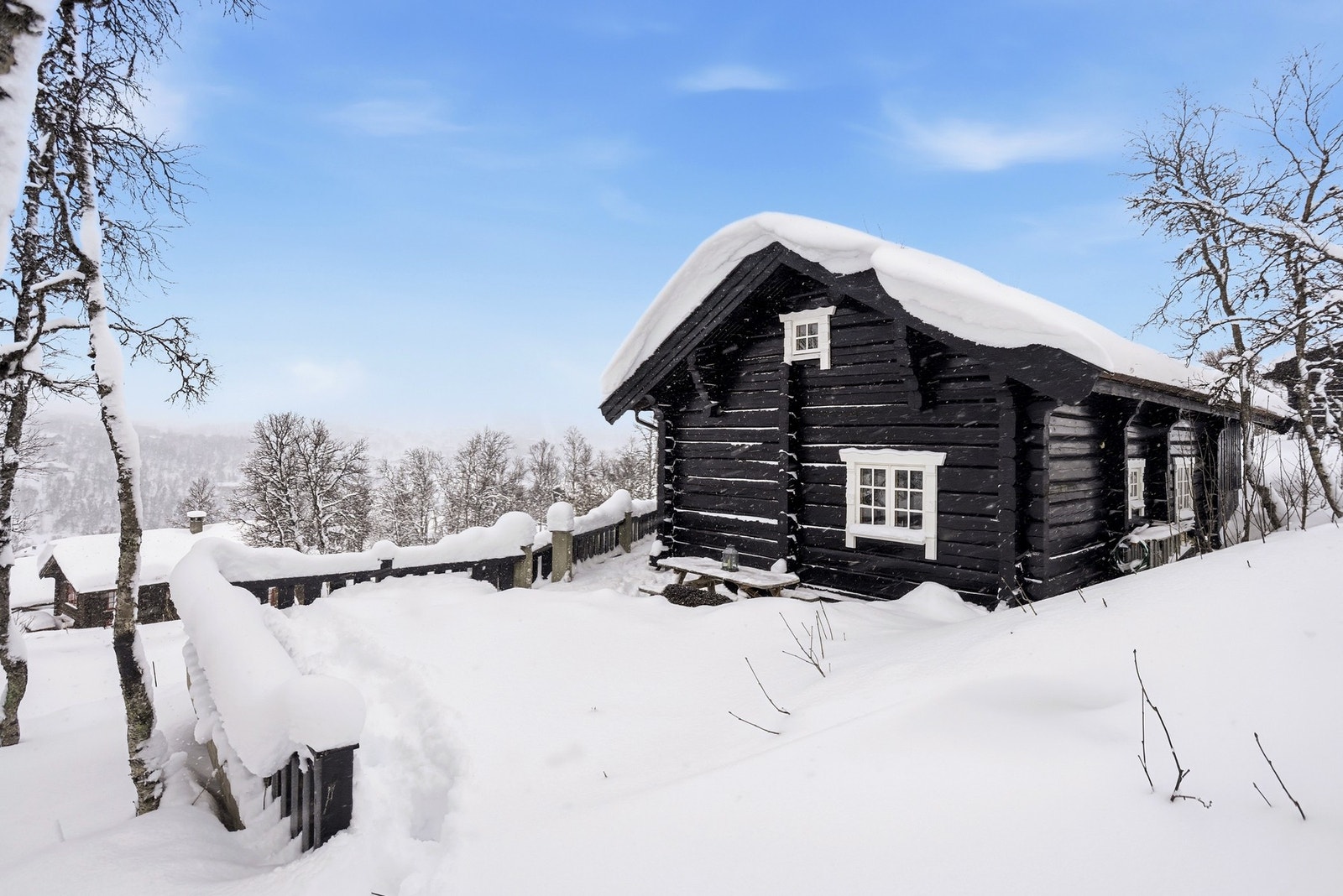Hytta ligger idyllisk og usjenert til, mot enden av en blindgate Galleribilde