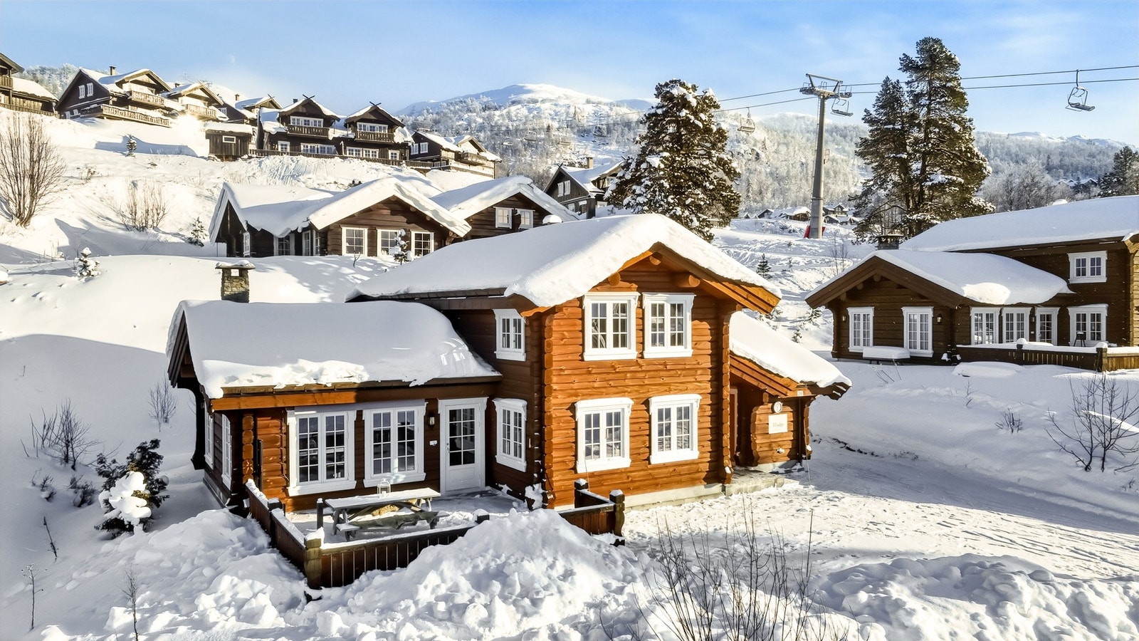 PrivatMegleren har nå gleden av å presentere Holtarbakken 26 - En fantastisk kvalitetshytte fra Flatdal Håndlaft med moderne og lekre innredninger. Foto: Tor Helge Thorsen Galleribilde