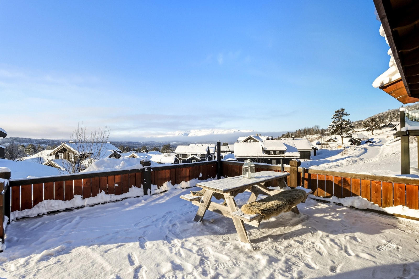 Hytta har en fantastisk plassering i Holtardalen med nydelige sol- og utsiktsforhold over Raulandsfjell Galleribilde