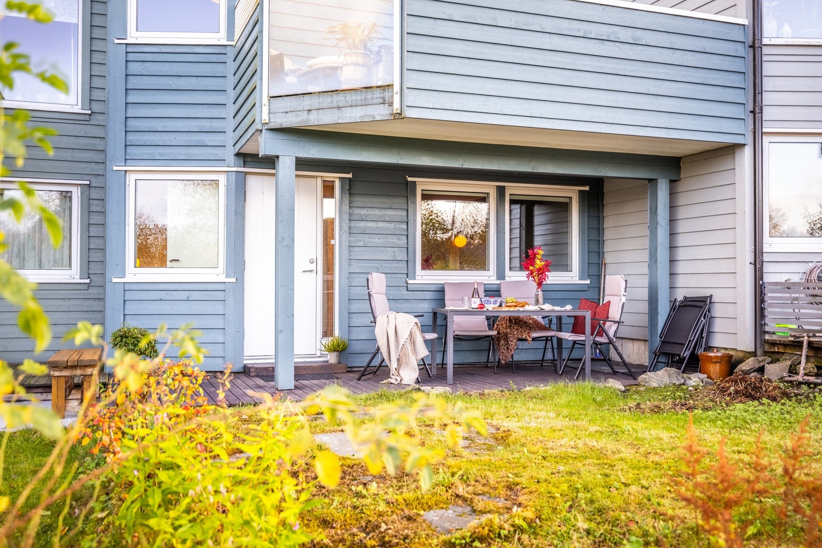 - Med hage og tilknyttet terrasse, to balkonger pluss uteområde ved inngangsparti, har du mange gode alternativer alt etter vær og vind - Galleribilde